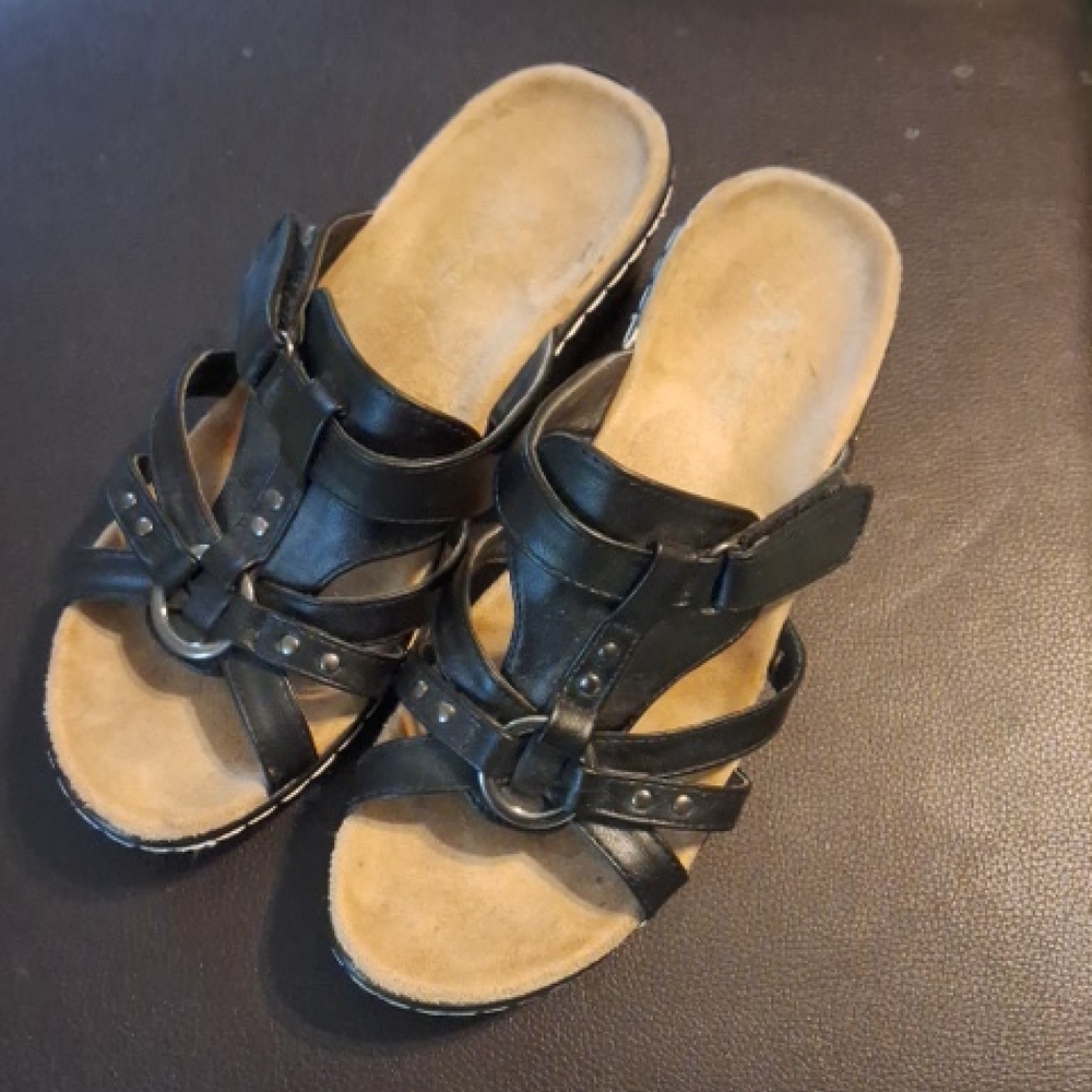 Natural Reflections Black and Cream Sandals